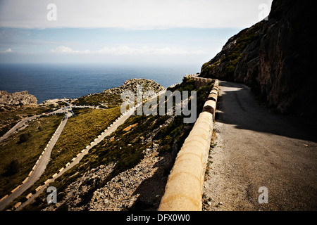 Kurvenreiche Straße mit Blick auf Meer entlang der Küste Berg, Mallorca, Spanien Stockfoto