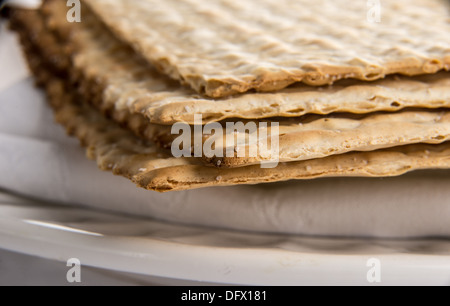 Nahaufnahme von Matza auf Platte, die das Unleaven Brot ist am jüdischen Pessach Abendessen serviert Stockfoto