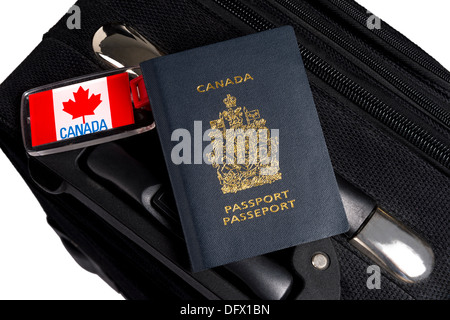 Kanadischen Pass sitzen auf Koffer mit Maple Leaf Gepäckanhänger Stockfoto