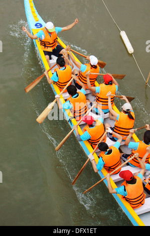 Rennfahrer im Wettbewerb Bootsrennen, Sai Gon, Viet Nam, 27. April 2013 Stockfoto