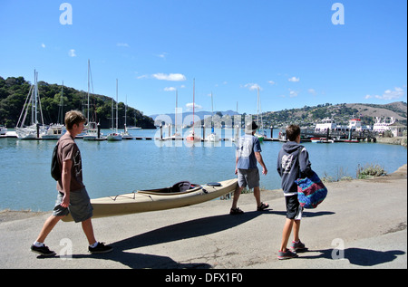 Kajakfahrer tragen ihr Kajak Boot im Dock auf Angel Island für Rückkehr in tiburon Stockfoto