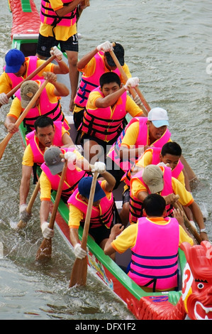 Rennfahrer im Wettbewerb Bootsrennen, Sai Gon, Viet Nam, 27. April 2013 Stockfoto