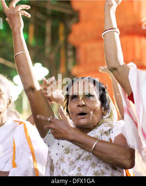 Kolkata, Indien. 7. Oktober 2013. Witwen von Vrindavan tanzen und singen während der Durga Puja Festival in Kalkutta, Indien, 7. Oktober 2013. Noch viele Frauen sind von der Gesellschaft nach dem Tod ihres Mannes gewirkt. Foto: DOREEN FIEDLER/Dpa/Alamy Live News Stockfoto