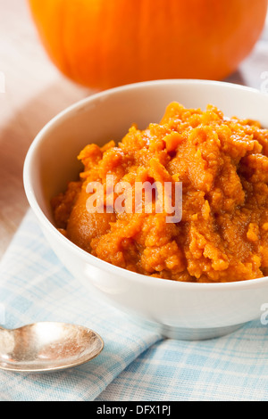 Bio Orange-Kürbis-Püree Zutat zum Backen Stockfoto