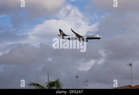 Ryanair Boeing 737-800 kommt ins Land am Flughafen San Javier (Murcia) in Spanien Stockfoto