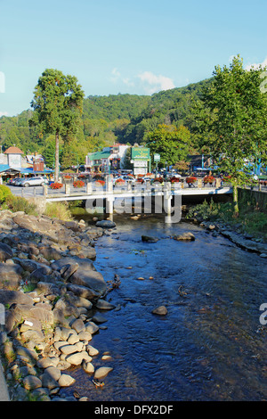 Brücke über den Little Pigeon River in der Innenstadt von Gatlinburg, Tennessee vertikale Stockfoto