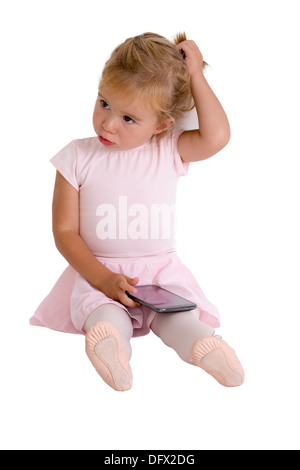 Ballerina Mädchen mit ihrem Tutu hält ein Smartphone in ihr geben eine nachdenkliche pose Stockfoto