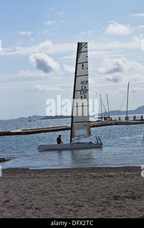 Ein Mann bereitet seine kleinen Segelboot auf dem Mar Menor Los Alcazares Murcia Spanien Stockfoto