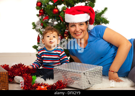 Glückliche Mutter und Baby Boy feiern ersten Weihnachten zusammen isoliert auf weißem Hintergrund Stockfoto