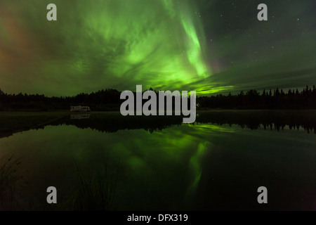 Lebendige Nordlicht Reflexion über Olnes Teich in Fairbanks, Alaska Stockfoto