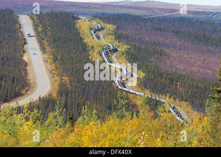 Trans-Alaska-Erdöl-Pipeline parallel mit Dalton Highway führt nach Prudhoe Bay im arktischen Ozean, Alaska Stockfoto
