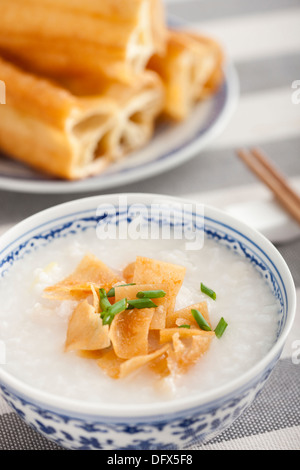 Chinesisches Essen Reisbrei und youtiao Stockfoto