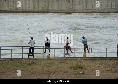 Pa Sak Jolasid Dam, Lopburi, Thailand. 9. Oktober 2013. Gruppe von Fischern an der Basis der Pa Sak Jolasid Dam als Flut Wasser freigesetzt werden. Bildnachweis: Christopher Riddler/Alamy Live-Nachrichten Stockfoto