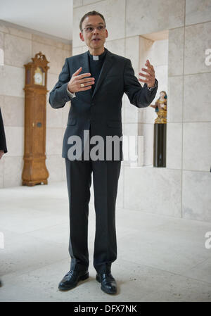 Datei - Datei Foto datiert 3. Dezember 2012 zeigt Bischof von Limburg Franz-Peter Tebartz-van Elst in der Kapelle des Bischofs Residenz an die Alte Vikarie gegenüber der Kathedrale in Limburg ein der Lahn, Deutschland. Die 31 Millionen Euro Kosten für den Bau der Anlage wird Diskussionen in den Medien verursacht. Foto: Boris Roessler Stockfoto