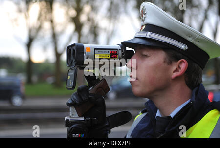 Hamburg, Deutschland. 10. Oktober 2013. Ein Polizist misst die Geschwindigkeit von einem vorbeifahrenden Auto mit einem Laserdetektor Geschwindigkeit in Hamburg, Deutschland, 10. Oktober 2013. Ein 24-Stunden Anstieg der Kontrollen für zu schnelles Fahren ist ganz Deutschland stattfindet. Foto: JAN-PHILIPP STROBEL/Dpa/Alamy Live News Stockfoto