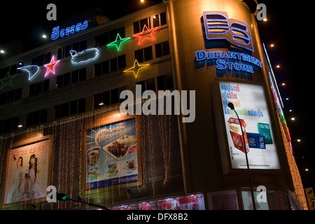 Touristen und einheimische Shop in einem modernen und bunten Kaufhaus in Phnom Penh, Kambodscha. Stockfoto