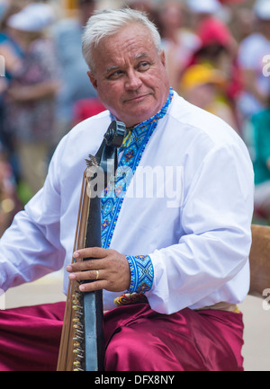 Ukrainischer Musiker mit Bandura führen während der Ukraine Independence Day Feier auf dem Haus der Ukraine im Balboa park Stockfoto