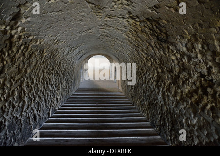 Treppe in einen alten tunnel Stockfoto