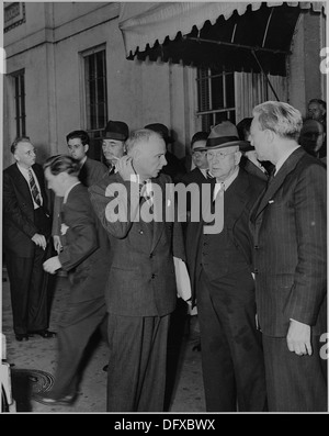 Ein Foto, das unbekannte Personen zeigt, die sich nach dem Tod von Präsident Franklin D. Roosevelt 1945 vor dem Weißen Haus versammelten. Das Bild fängt den düsteren Moment ein, nachdem die Führung des Landes verschoben wurde. Das Weiße Haus als Residenz des US-Präsidenten steht als Symbol für politischen Wandel. Stockfoto