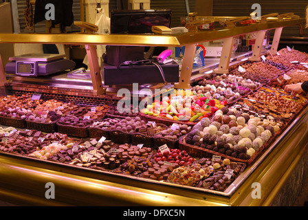 Konditorei in Markthalle La Boqueria auf Las Ramblas. Barcelona. Katalonien. Spanien. Zeigen, Süßigkeiten, Bonbons, chololates Stockfoto