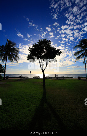 HONOLULU, HAWAII, 7. Oktober 2013. Schönen Nachmittag joggen um einen öffentlichen Strand Park in Waikiki, Honolulu, Oahu, Hawaii. Stockfoto