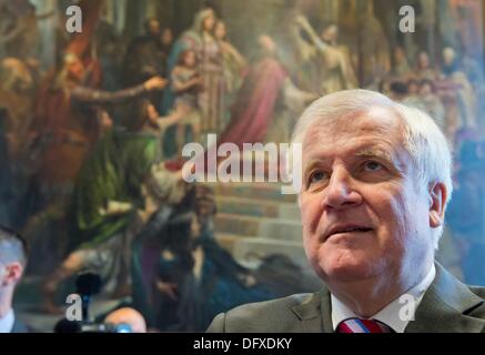 München, Deutschland. 10. Oktober 2013. Premier von Bayern Horst Seehofer sitzt vor dem Start der Eidesleistung Zeremonie des Kabinetts auf dem Boden des Bayerischen Landtags in München, Deutschland, 10. Oktober 2013. Foto: PETER KNEFFEL/Dpa/Alamy Live News Stockfoto
