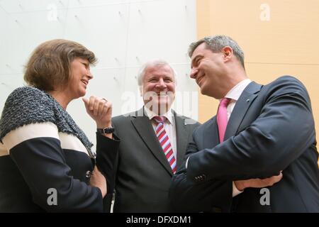 München, Deutschland. 10. Oktober 2013. Premier of Bavaria Horst Seehofer (C) Gespräche mit Ministern Ilse Aigner (Wirtschaft, L) und Markus Soeder (Finanzen und Heimat, R) vor dem Start der Eidesleistung Zeremonie des Kabinetts auf dem Boden des Bayerischen Landtags in München, Deutschland, 10. Oktober 2013. Foto: PETER KNEFFEL/Dpa/Alamy Live News Stockfoto