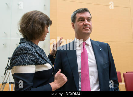 München, Deutschland. 10. Oktober 2013. Bayerischen Ministern Ilse Aigner (Wirtschaft, L) und Markus Soeder (Finanzen und Heimat, R) vor dem Start der Eidesleistung Zeremonie des Kabinetts auf dem Boden des Bayerischen Landtags in München, Deutschland, 10. Oktober 2013. Foto: PETER KNEFFEL/Dpa/Alamy Live News Stockfoto