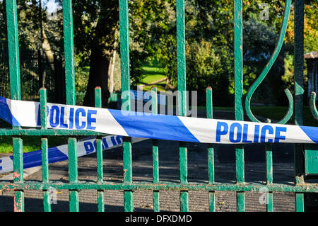 Polizei-Band erstreckte sich über dem Eingangstor zu einem öffentlichen Park nach einem Mord Stockfoto