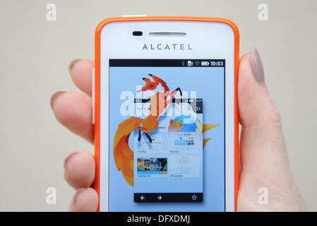 München, Deutschland. 10. Oktober 2013. Eine Frau hält eine Smartphone mit dem Betriebssystem Firefox während einer Pressekonferenz von Telekom Tochter Congstar in München, Deutschland, 10. Oktober 2013. Congstar ist der erste, der das Smartphone in Deutschland mit dem Betriebssystem der open-Source-Spezialisten bieten. Foto: ANDREAS GEBERT/Dpa/Alamy Live-Nachrichten Stockfoto