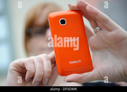 München, Deutschland. 10. Oktober 2013. Eine Frau hält eine Smartphone mit dem Betriebssystem Firefox während einer Pressekonferenz von Telekom Tochter Congstar in München, Deutschland, 10. Oktober 2013. Congstar ist der erste, der das Smartphone in Deutschland mit dem Betriebssystem der open-Source-Spezialisten bieten. Foto: ANDREAS GEBERT/Dpa/Alamy Live-Nachrichten Stockfoto