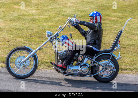 Peter Fonda kommt am oberen Rand der Hillclimb auf seiner Harley Davidson Chopper, 2013 Goodwood Festival of Speed, Sussex, UK. Stockfoto