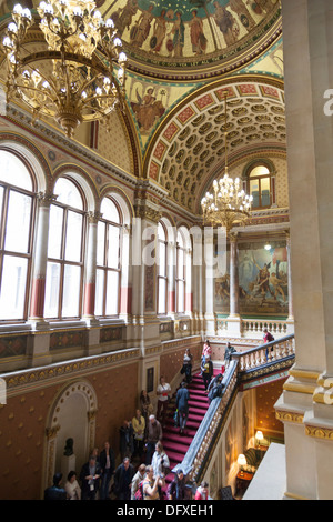 Das große Treppenhaus mit seinen Sigismund Goetze Wandbilder in der Foreign and Commonwealth Office, Whitehall, London. Stockfoto