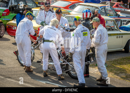 Marshalls hilft Peter Fonda am oberen Rand der Hillclimb auf seiner Harley-Davidson, 2013 Goodwood Festival of Speed, Sussex, UK. Stockfoto