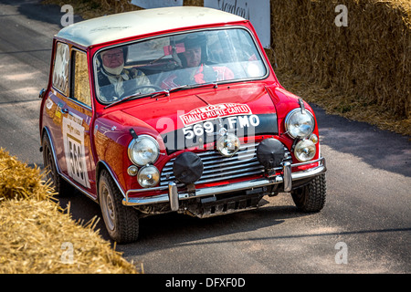 1964 Morris Mini Cooper S mit Fahrer Rauno Aaltonen auf die 2013 Goodwood Festival of Speed, Sussex, England, UK. Stockfoto