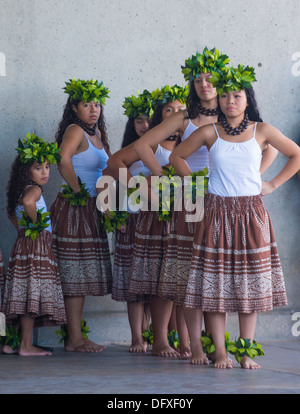 Tänzer mit traditioneller Kleidung führt hawaiianische Tanz am 23. jährliche Hoolaulea Pacific Islands Festival in Henderson Nevada Stockfoto