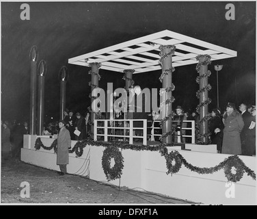 Ein Foto von Präsident Harry S. Truman, der eine Rede bei der Beleuchtung des National Community Christmas Tree hält. Dieses Ereignis war eine bedeutende Tradition in Washington, D.C. und symbolisierte Einheit und Nationalgeist während der Feiertage. Stockfoto