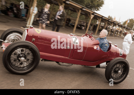 1934 Alfa Romeo Tipo B mit Fahrer Christopher Mann verlassen das Fahrerlager bei der 2013 Goodwood Revival, Sussex, UK. Stockfoto