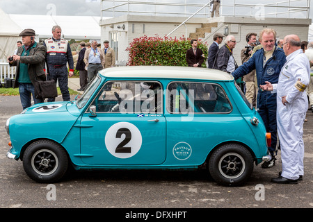 Andrew Ruhan kommt im Fahrerlager Holding in seinem 1964 Austin Mini Cooper S. 2013 Goodwood Festival of Speed, Sussex, UK. Stockfoto
