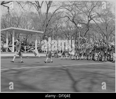 Präsident Truman besucht Armee Day-Parade in Washington, D. C. Er wird die Parade von der Tribüne ansehen. 199608 Stockfoto