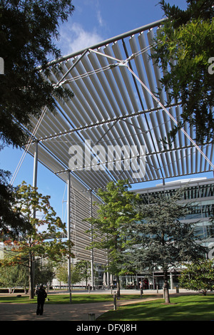 Chiswick Business Park, West London, entworfen von Architekt Richard Rogers. Zeigt die großen äußeren Lamellen und Landschaftsbau. Stockfoto