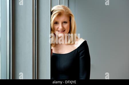 München, Deutschland. 10. Oktober 2013. Gründer der Huffington Post Arianna Huffington spricht während einer Pressekonferenz in München, Deutschland, 10. Oktober 2013. Die deutsche Version der Online-Zeitung begann am 10. Oktober 2013. Foto: SVEN HOPPE/Dpa/Alamy Live News Stockfoto
