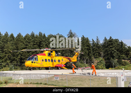 Canadian Forces Crew bewegen eine Bahre zu einem CH-149 Cormorant Helikopter Victoria Hospital Stockfoto