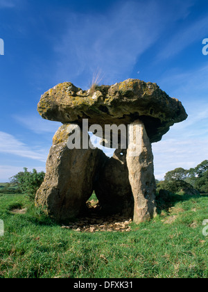 Blick nach Westen auf die exponierten Kalksteinplatten St Lythans neolithische Grabkammer, Vale of Glamorgan, Wales. Stockfoto