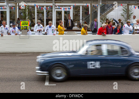 1960 Jaguar Mk2 übergibt die Gruben bei 2013 Goodwood Revival, Sussex, UK. Str. Marys Trophy Rennen. Stockfoto