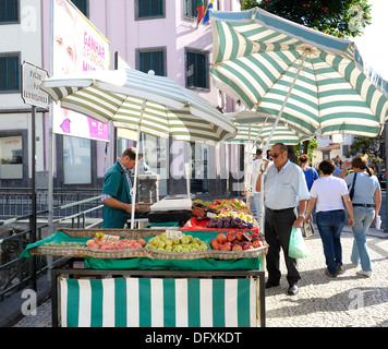 Ein Mann mit Kassenlade öffnen auf einem Straßenmarkt Stall Funchal Madeira Portugal Stockfoto
