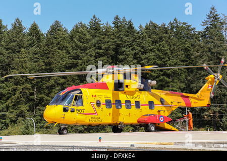 Kanadische Kräfte Crew verschieben eine Bahre in CH-149 Cormorant Helikopter Victoria Hospital - keine Verkäufe auf Alamy oder sonstwo Stockfoto