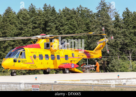 Canadian Forces Crew Umzug Patienten aus dem CH-149 Cormorant Helikopter Victoria Hospital Stockfoto