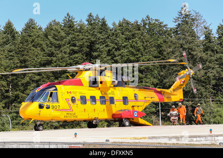 Kanadische Kräfte Crew bewegen Patienten aus dem CH-149 Cormorant Helikopter Victoria Hospital - keine Verkäufe auf Alamy oder sonstwo Stockfoto