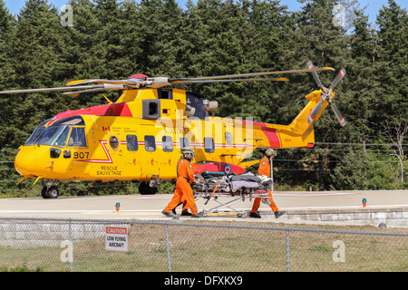 Canadian Forces Crew Umzug Patienten aus dem CH-149 Cormorant Helikopter Victoria Hospital Stockfoto